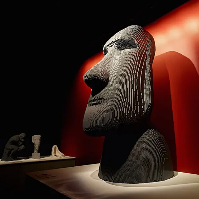 Americano faz esculturas gigantescas com até 80 mil peças do brinquedo.