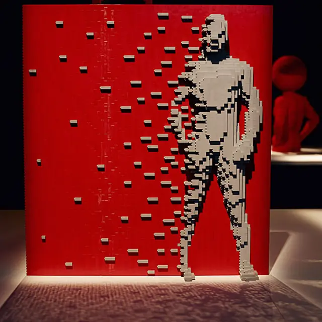 Americano faz esculturas gigantescas com até 80 mil peças do brinquedo.