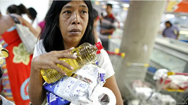 Mulher vai às compras na Venezuela  (foto: Reuters)