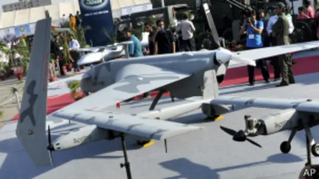 سال 2012 میں کراچی میں دفاعی نمائش کے دوران مقامی سطح پر تیار کردہ ڈرون طیارے