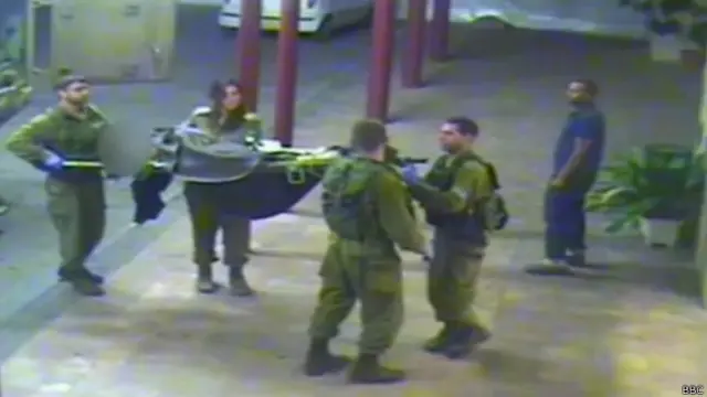 Soldados israelenses encaminham ferido sírio a hospital em Safed | Crédito: BBC