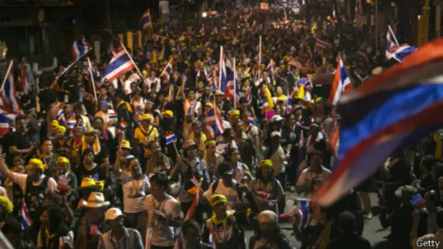 数千名反政府示威者占领了泰国财政部，并冲进外交部大院（25/11/2013）