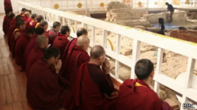 Các nhà khảo cổ khai quật Lumbini