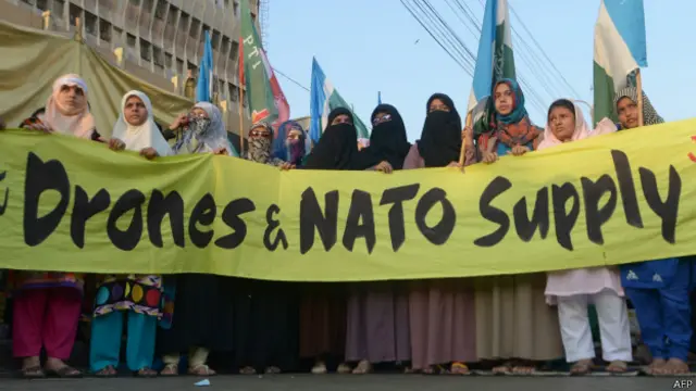 پاکستان کے قبائلی علاقوں میں امریکی ڈرون حملوں کے خلاف مذہبی سیاسی جماعتیں اور عمران خان کی تحریک انصاف مظاہرے کرتی رہتی ہے