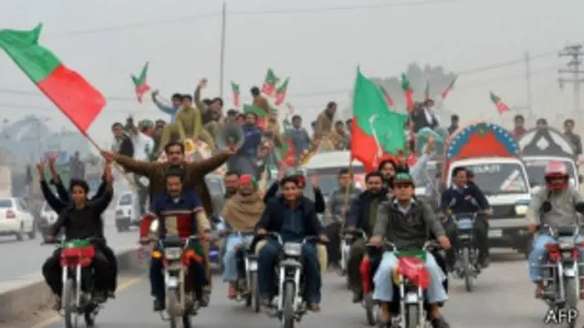 عمران خان د ناټو اکمالاتو لپاره خلک راغونډ كړل، خو د هغه حكومت په ارام ناست دى، تحريك انصاف او د ناټو سپلايي بندونكي قوتونه له طالبانو سره د همدردۍ نه ډډه كوي خو ددې هر څه عنوان طالب دى.