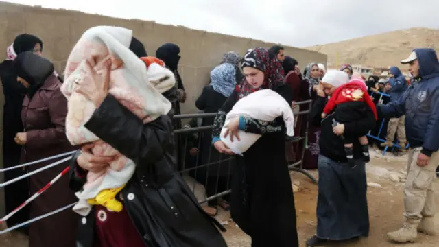 د بشري حقونو د ملاتړ تر شپېتو زیاتو بنسټونو په خپل یوه نوي رپوټ کې ویلي، چې د سوريې مېرمنې په زیاتېدونکي ډول د حکومتي ځواکونو او وسله والو ډلو د د تاوتریخجنو ځورونو او ربړونو ګواښ ګرځېدلي دي. 