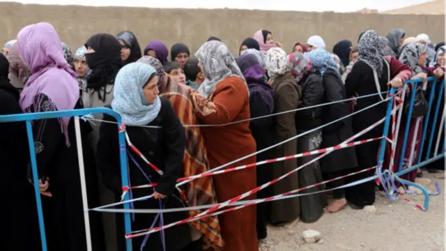 په داسې حال کې چې د نومبر ۲۵ په نړۍ کې د ښځو پروړاندې د تاوتریخوالي د مخنیوي ورځ ده، تر ۶۰ ډېرو د بشري حقونو د ملاتړ بنسټونو پخپل یوه راپور کې ویلي، چې د سوریې مېرمنې په زیاتېدونکي ډول د حکومتي ځواکونو او وسله والو ډلو د د تاوتریخجنو ځورونو او ربړونو ګواښ ګرځېدلي دي.