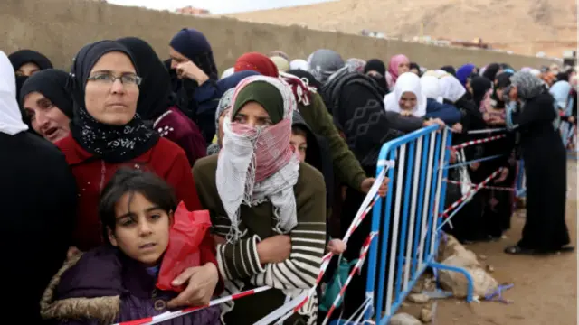 د رپوټونو له مخې، په سوریه کې لږترلږه په روانه جګړه کې ۱۱ زره مېرمنې وژل شوې دي، له څه باندې ۷۵۰۰ ډېرې د جنسي تېریو پېښې ثبت شوې دي. 