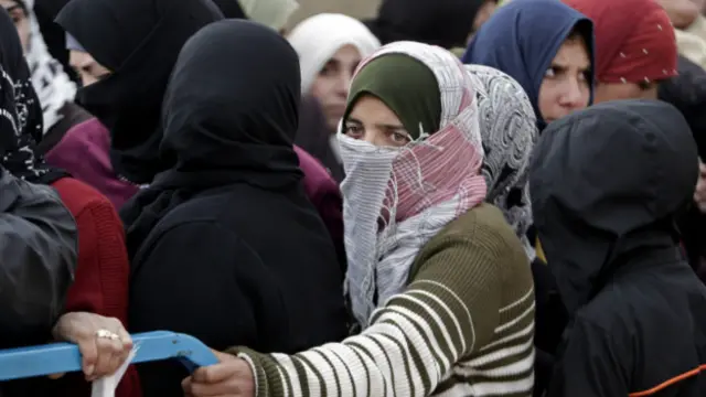 په راپور کې دا هم راغلي چې پر ښځو مخامخ بریدونه شوي، او له ماشومانو سره یوځای د مخالفینو پروړاندې د سپر په توګه کارول شوې دي. 