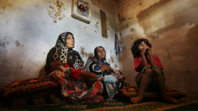 ډېری داسې کورنۍ شته، چې د روزۍ ګټلو سړی یې وژل شوی، او دوی د پولۍ ټک ته ناست دي.