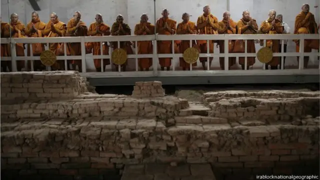 धार्मिक स्थल को खुदाई के दौरान भी प्रार्थना के लिए खुला रखा गया.