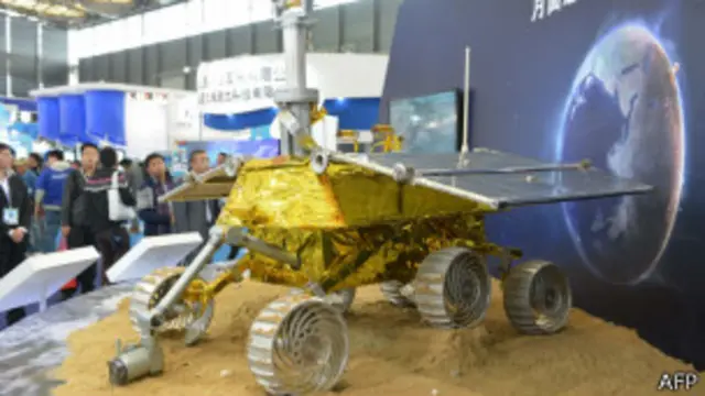 مدل کوچکی از ماه نورد چینی (خرگوش یشمی)