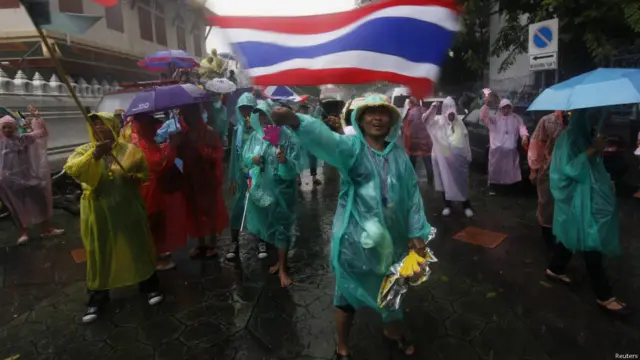 Unjuk rasa di tengah guyuran hujan