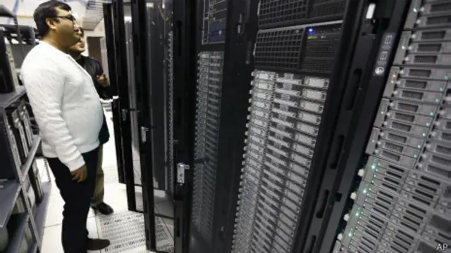 Científicos analizan las computadoras