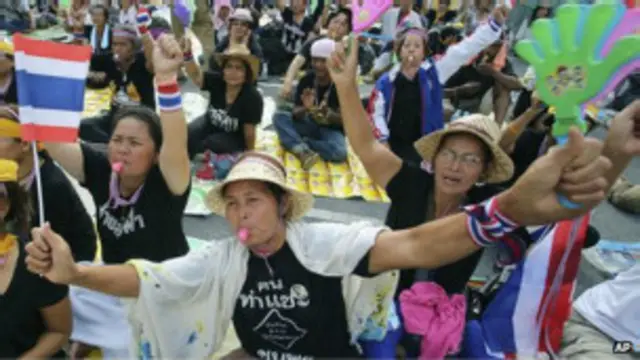 प्रदर्शनकारियों ने सरकारी मंत्रालयों को घेर रखा है और नारेबाज़ी कर रहे हैं.