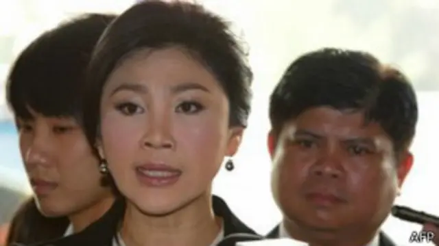 लोग यिंगलक सरकार के इस्तीफ़े की मांग कर रहे हैं.