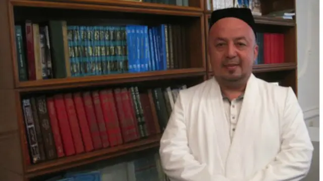 "Сўз туфайли оилалар бузилади. Сўз туфайли жамиятда нотинчлик бўлади. Шунинг учун тилимизга эҳтиёт бўлайлик", деб айтган Анвар қори.