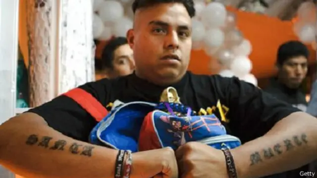 Homem mostra tatuagem de Santa Muerte | Getty