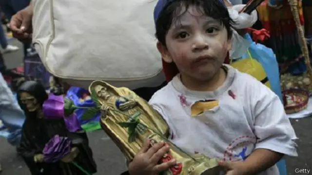 Menino segura imagem da Santa Muerte | Getty
