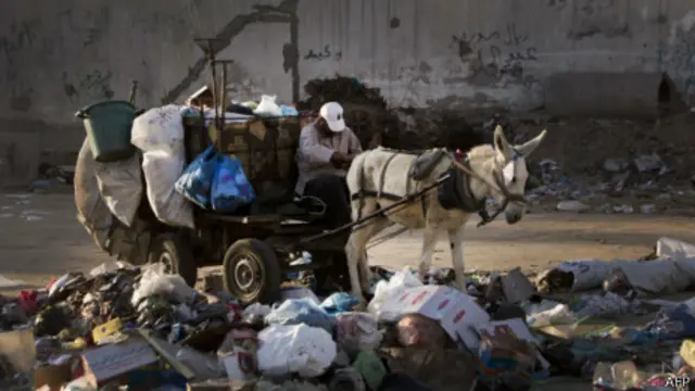 به دلیل قطعی برق، شهرداری‌ها در غزه توان جمع‌آوری زباله‌ها را ندارند