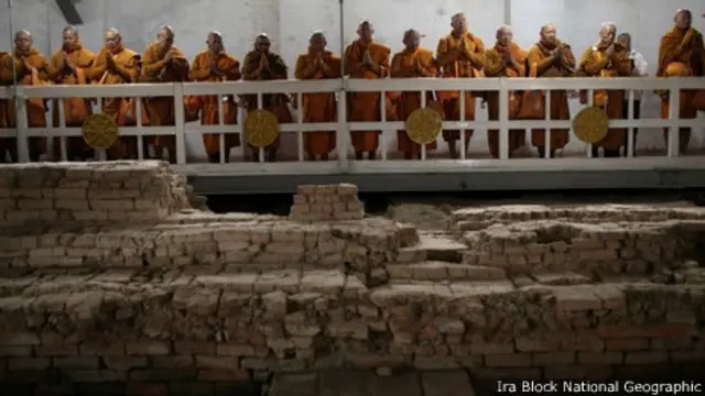Monjes en el Templo budista Maya Devi en Lumbini
