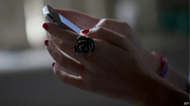 Manos sostienen un teléfono inteligente