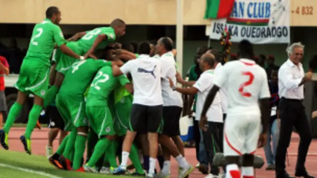 يتمنى مشجعو المنتخب الجزائري أن تكون طريق المرمى سهلة أمام "مقاتلي الصحراء"