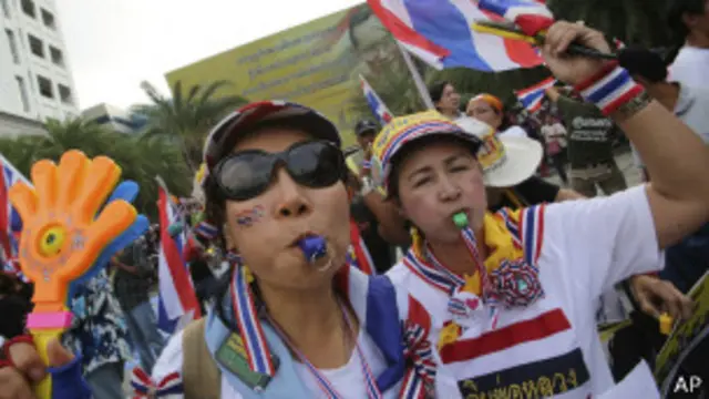 يطالب المحتجون برحيل حكومة رئيس الوزراء ينغلوك شيناواترا