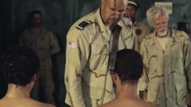 فلم د نیوکې او کومیډي په بڼه افغانستان کې د امریکا پر سیاست او د ترهګرو خلاف جګړې په تړاو هم سخته نیوکه کړې ده.