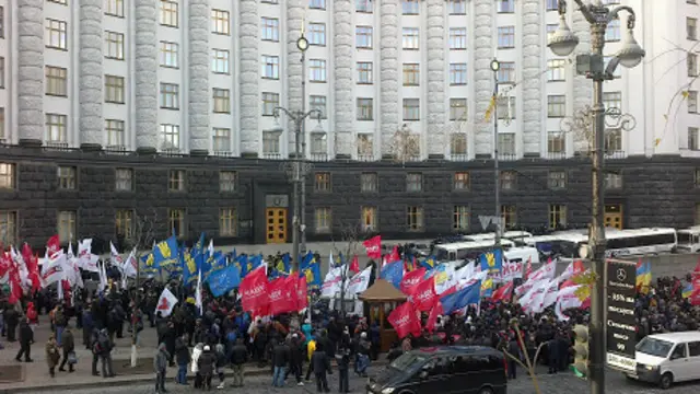 Оппозиция пыталась попасть в Кабмин, но входы заблокировали