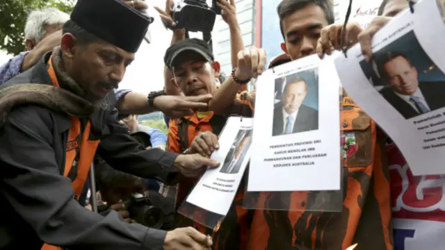 محتجون إندونيسيون يتظاهرون أمام السفارة الأسترالية في جاكارتا بسبب قضية ادعاءات التجسس.