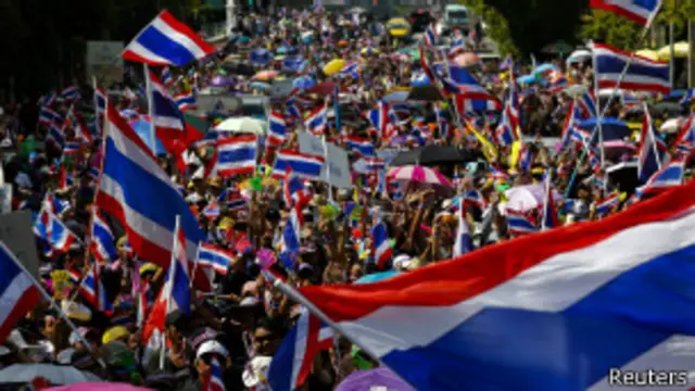 مظاہرین حکومت سے مستعفی ہونے کا مطالبہ کر رہے ہیں