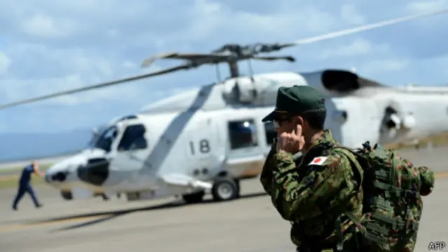 日本自卫队军人在菲律宾灾区（2013年11月25日）