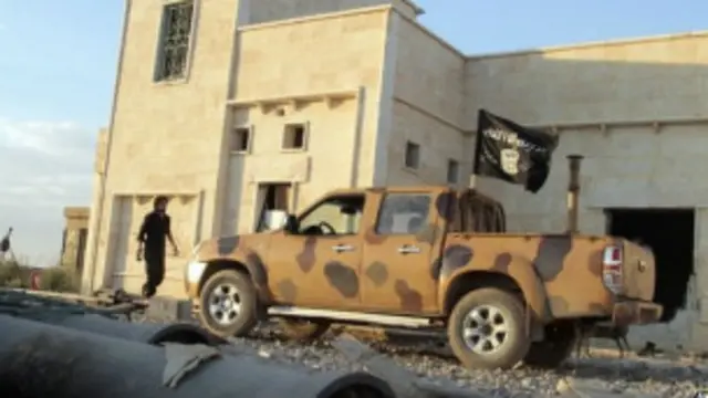 أصبح تنظيم الدولة الإسلامية في العراق والشام المرتبط بالقاعدة يمثل قوة يخشى جانبها في المناطق التي تسيطر عليها المعارضة المسلحة.