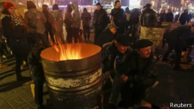 Протестующие греются у костра