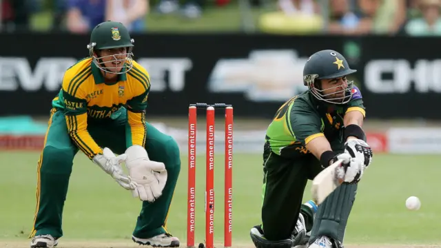 احمد شہزاد نے آٹھ چوکے اور دو چھکے مارے۔