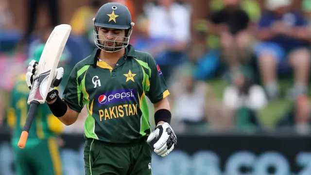 احمد شہزاد سنچری بنانے کے بعد رن آؤٹ ہوئے۔