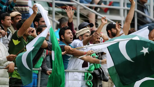 میچ کو بارش کی وجہ سے 45 اووروں تک محدود کر دیا گیا۔