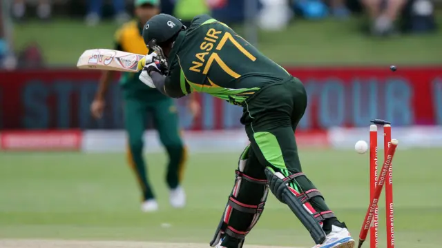 ناصر جمشید سٹین کی ایک بہت ہی عمدہ بال پر بولڈ ہوئے۔