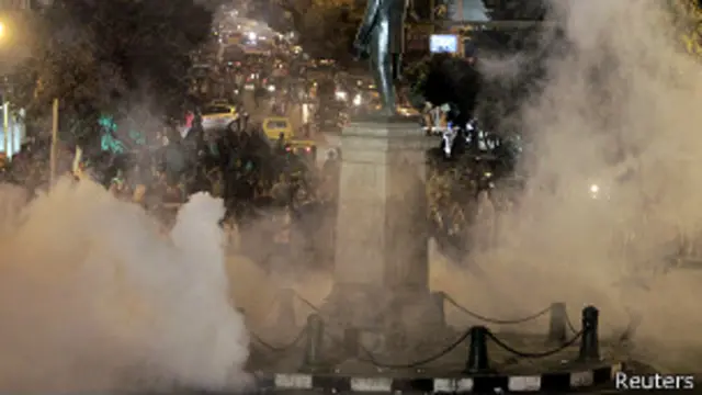 Gas lacrimógeno para dispersar protestas en Egipto