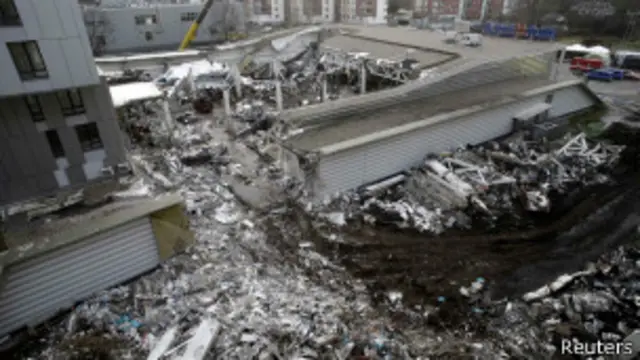 По словам проектировщиков, крыша здания была рассчитана на нагрузки в 1,5т на квадратный метр