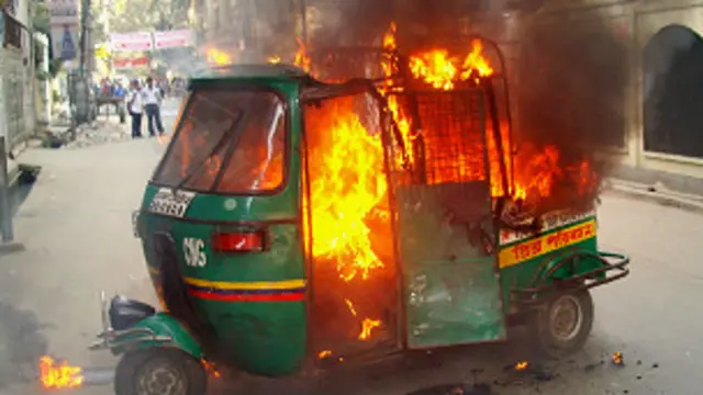 أشعل مؤيدو المعارضة النار في عربات الاجرة