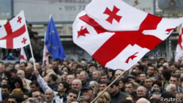 Флаги Грузии и ЕС в Тбилиси