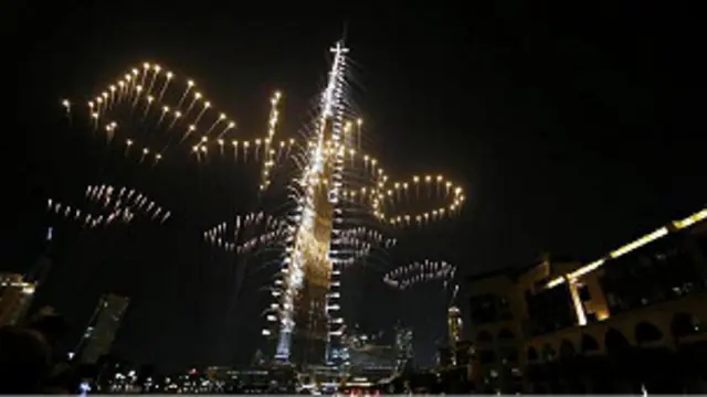 پیرس میں دبئی کے نام کا اعلان ہوتے ہی دبئی میں موجود دنیا کی سب سے اونچی عمارت برج الخلیفہ سے آتش بازی کی گئی