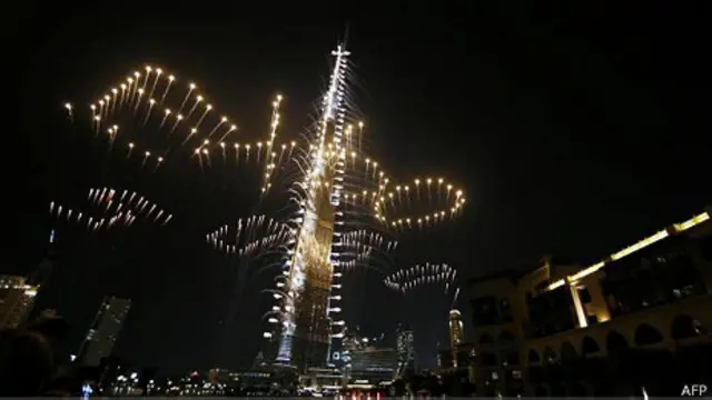 سرور و آتش‌بازی در اطراف برج خلیفه؛ پس از اعلام میزبانی دبی