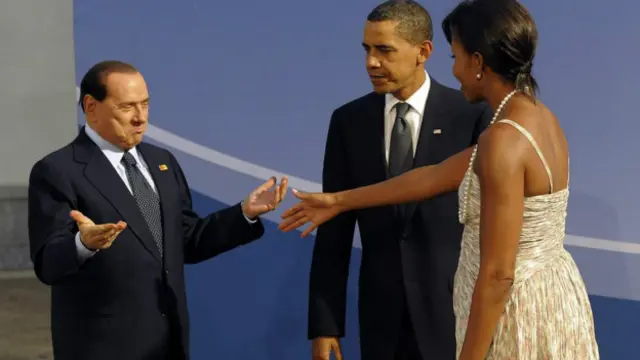 آقای برلوسکونی پیشتر در مراسم و ملاقات‌های رسمی، رفتارهای نامناسب از خود نشان داده است