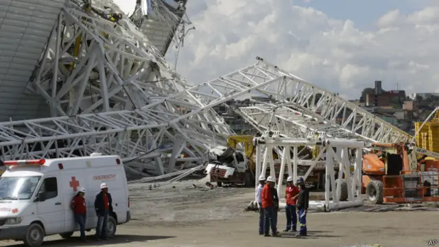 Socorristas próximo do local de queda de guindaste na Arena Corinthians (foto: AP)
