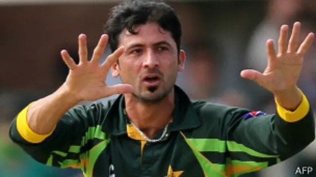 جنید خان نے 42 رنز کے عوض 3 وکٹیں لیں