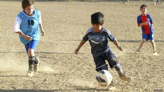 क्लाडियो नान्सुफिल (बीच में)