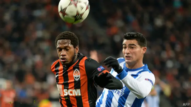 Полузащитник "Шахтера" Фредерику Родригес Сантус в поединке с Гонсало Кастро